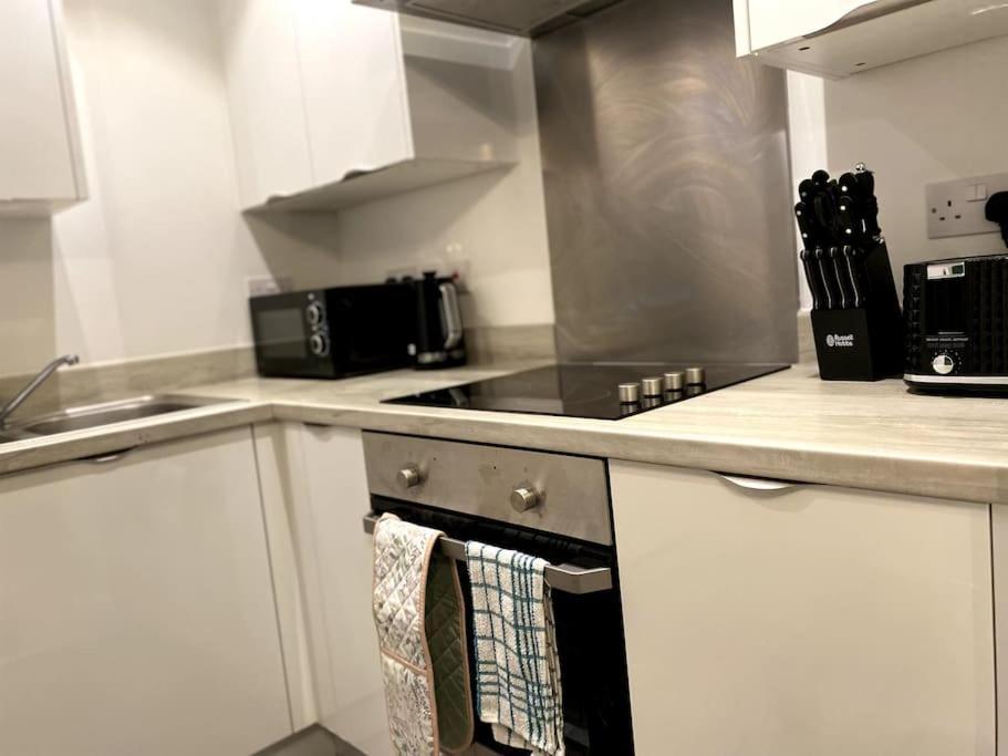 City Centered 2 Bed Serviced Apartment- Sherpa Homes Swindon Ngoại thất bức ảnh